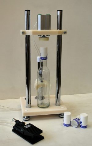 Установка укупорки стеклянных бутылок пластиковой пробкой