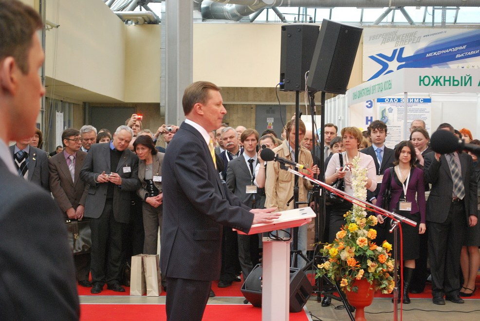 Заместитель Председателя Правительства РФ С.Иванов открывает X юбилейную выставку «Высокие технологии XXI века». 