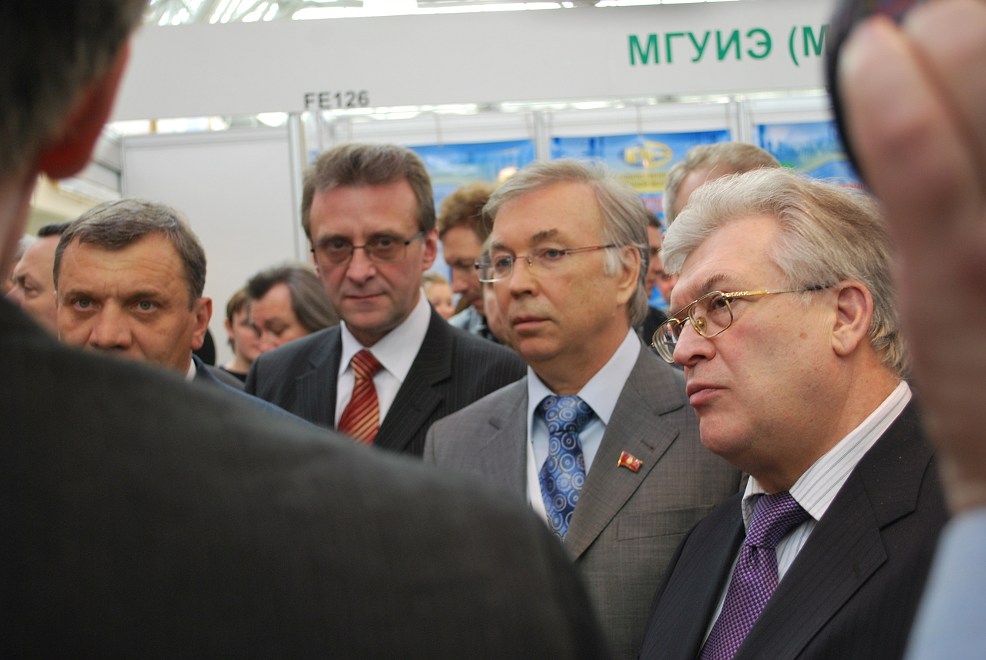 Министр Правительства г.Москвы, руководитель Департамента Науки и промышленной политики Е.Пантелеев знакомиться с экспонентами выставки. 