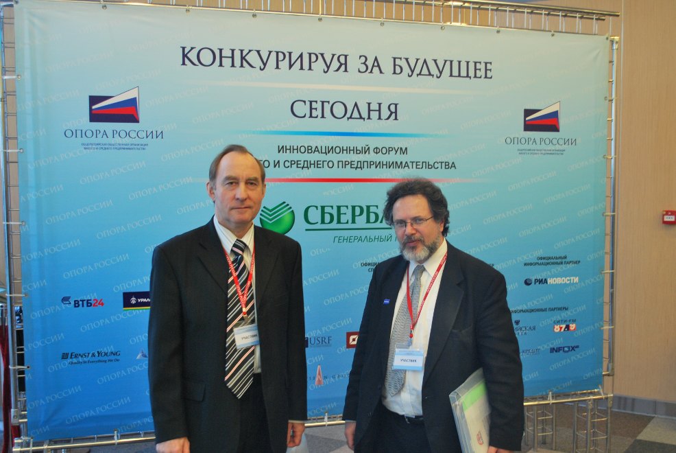 Представитель ИТП «ПРОМБИОФИТ» и организации Российско-Американской недели инновационных технологий в фойе Инновационного Форума 23 марта 2010 г.