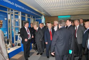 Руководители Торгово-промышленной палаты РФ осматривают выставку